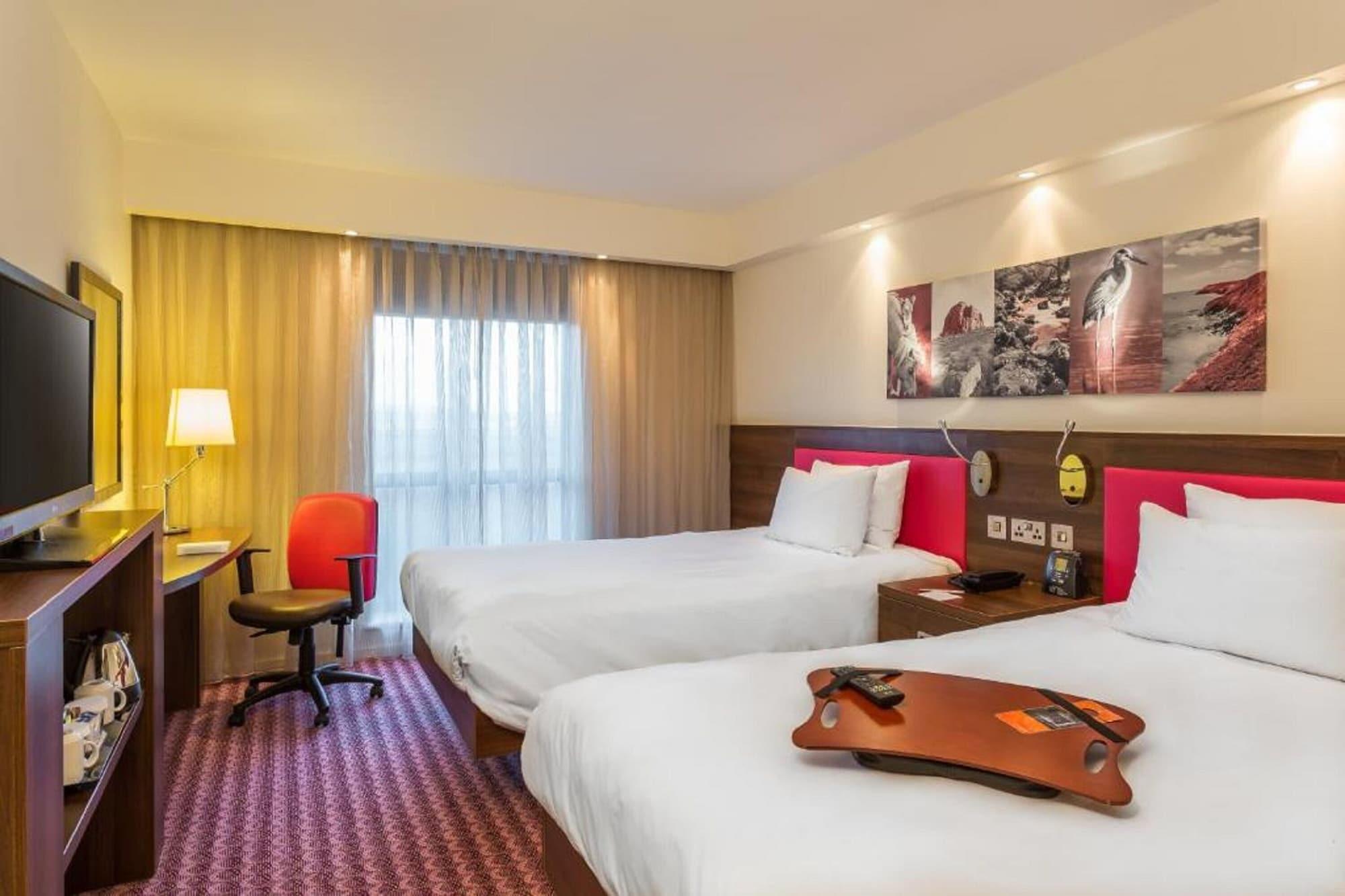 Hampton By Hilton Exeter Airport Hotel Woodbury Bagian luar foto