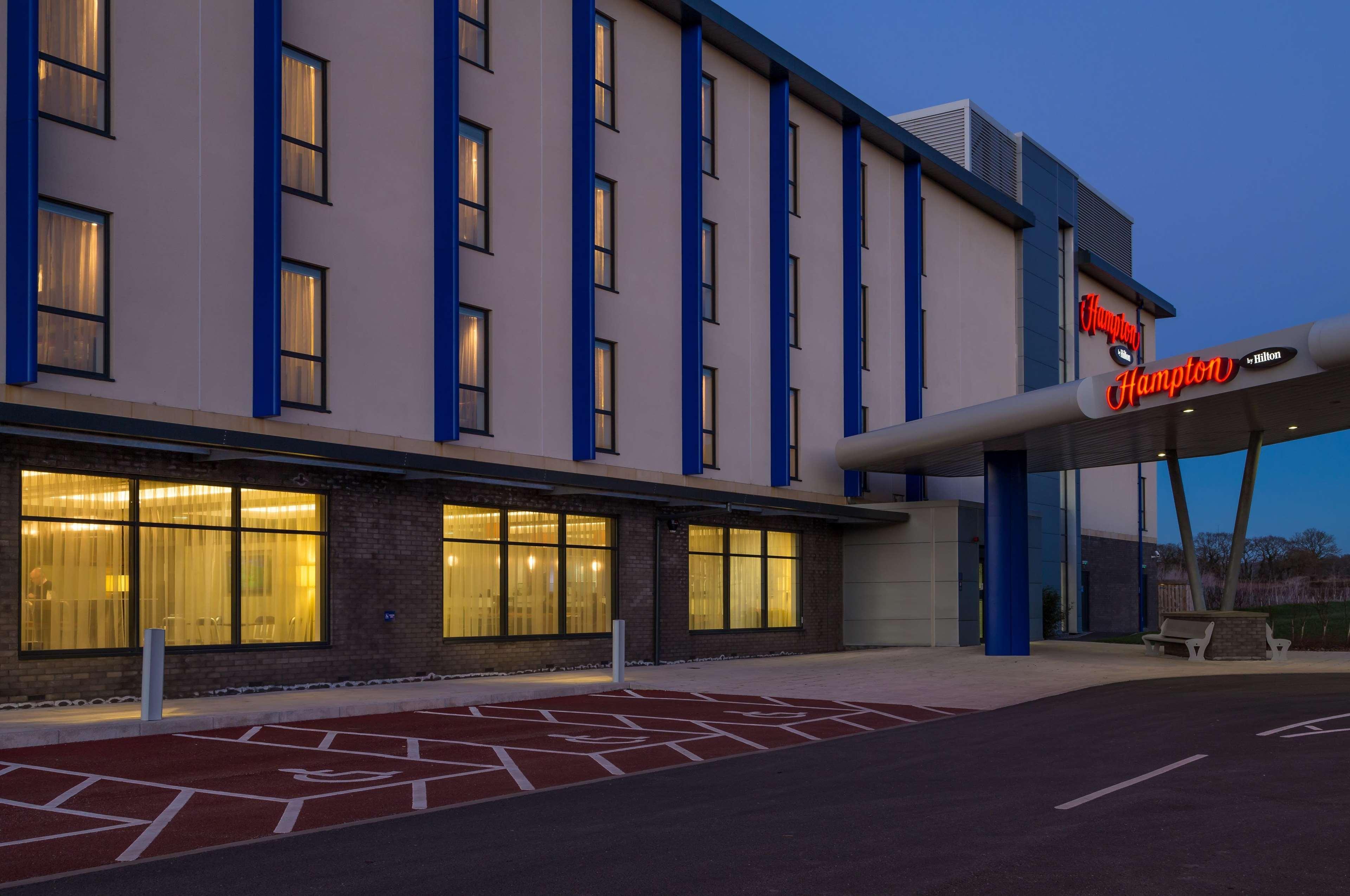 Hampton By Hilton Exeter Airport Hotel Woodbury Bagian luar foto