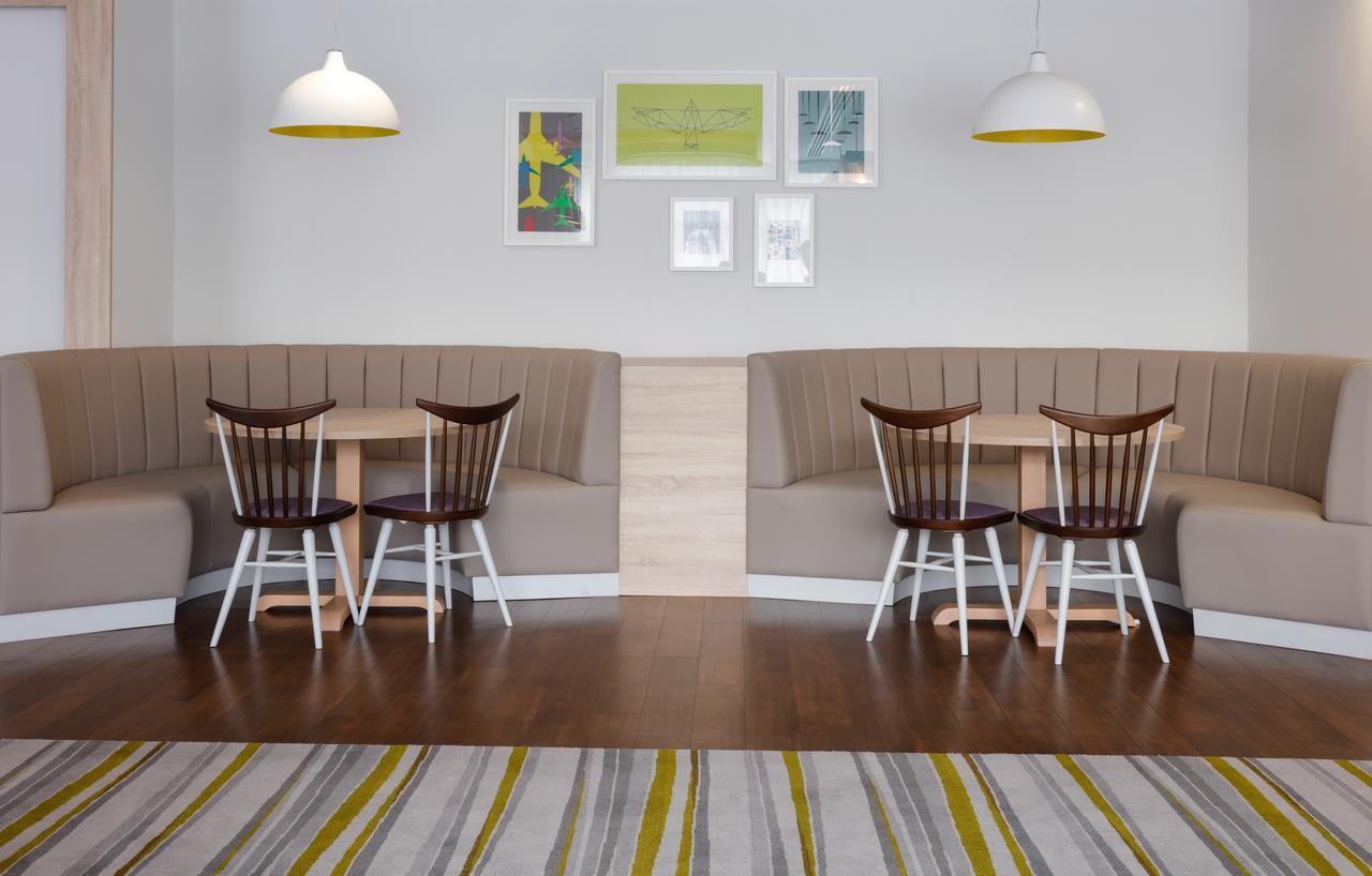 Hampton By Hilton Exeter Airport Hotel Woodbury Bagian luar foto