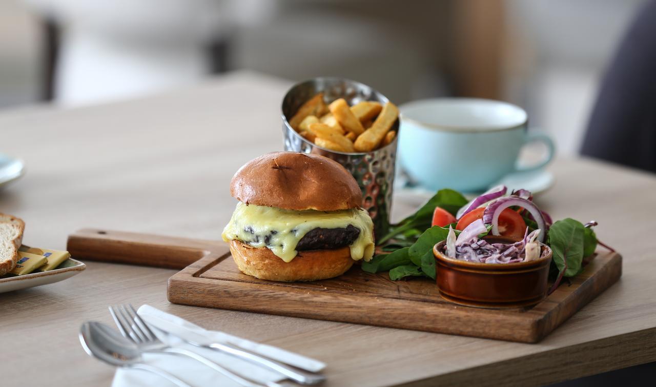 Hampton By Hilton Exeter Airport Hotel Woodbury Bagian luar foto
